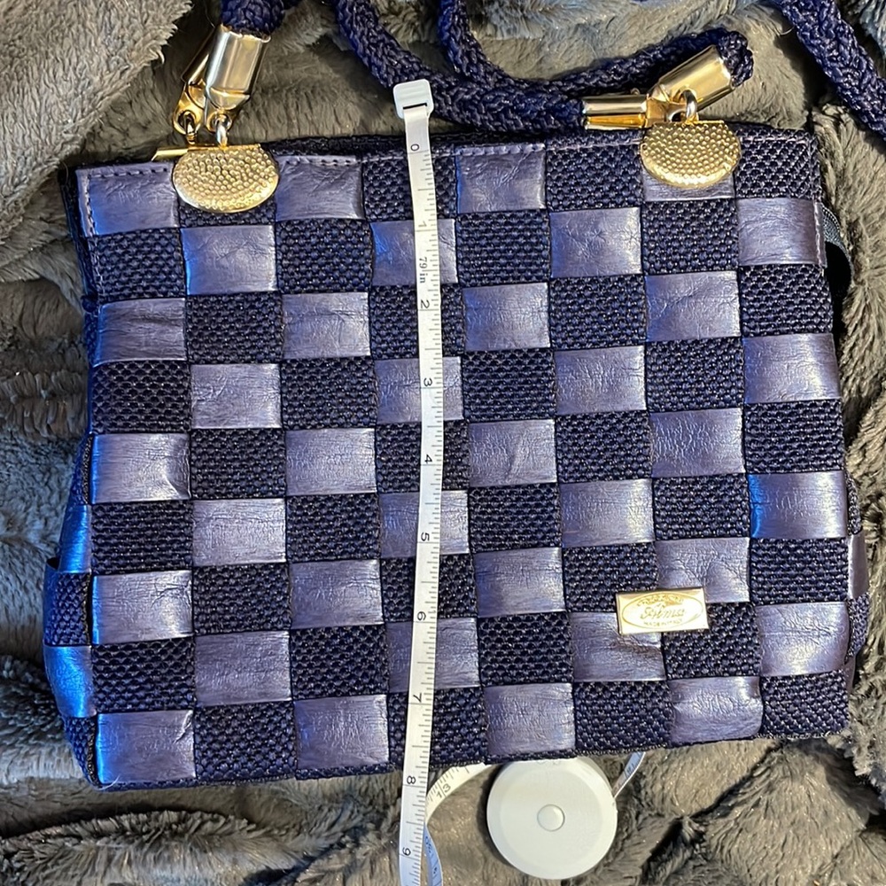 Beautiful blue purse with basket weave pattern and golden hardware - Picture 11 of 13